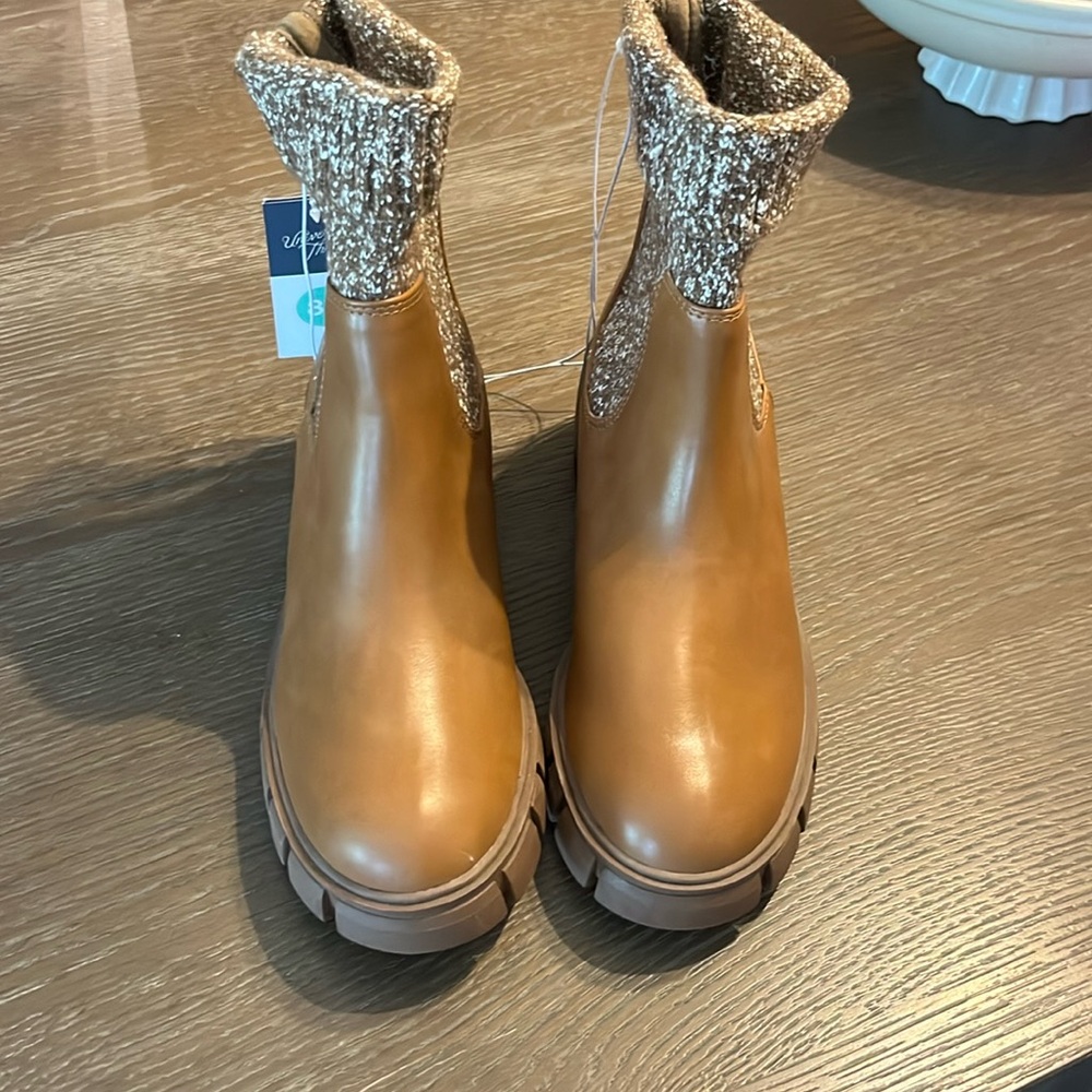 Boots 8 1/2 women’s brand new